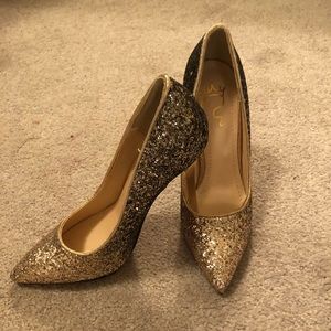 NWOT Never worn Gold heels! 👠 size 6